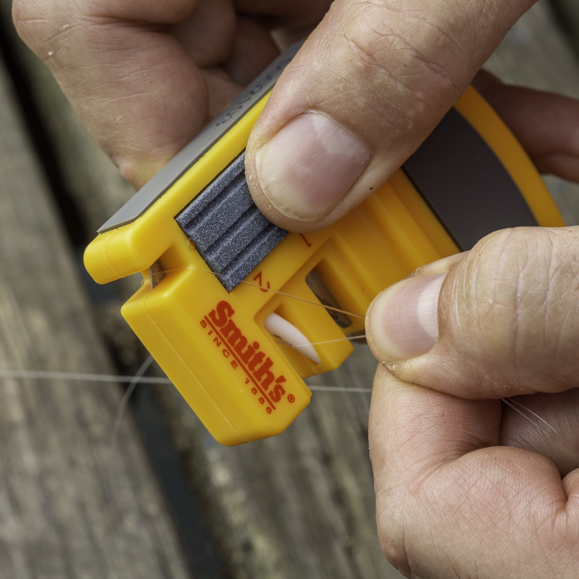 Smith’s Deluxe Fillet Knife & Hook Sharpener 50410 - Image 2
